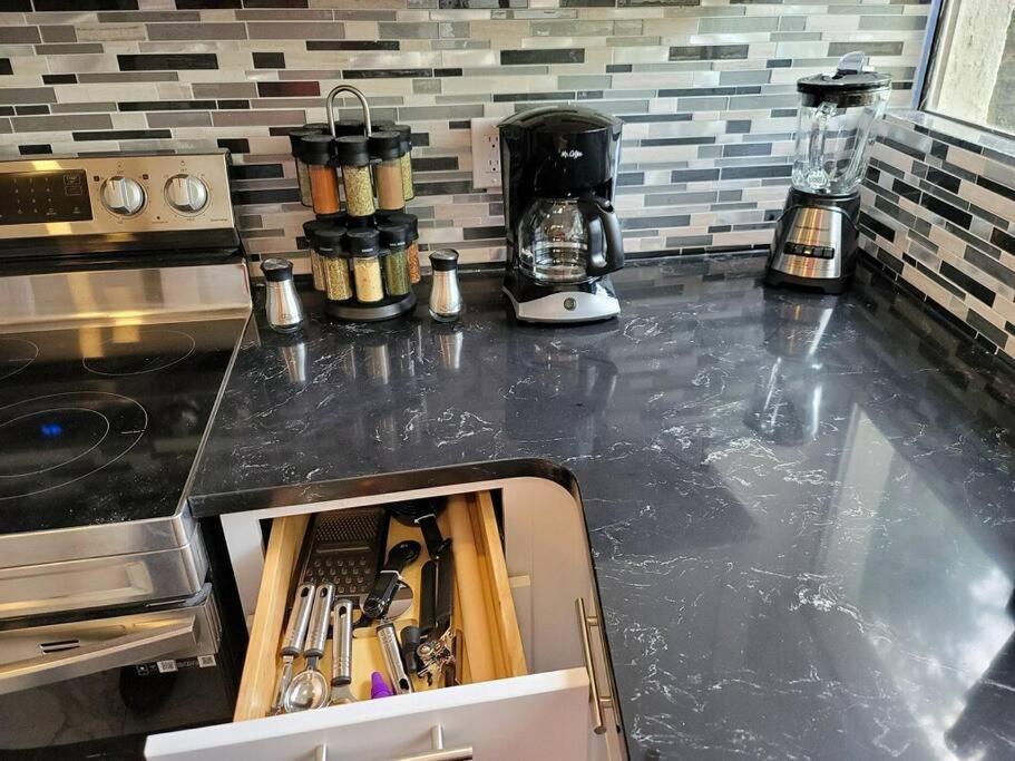 Contemporary Bliss-newly Renovated Cozy Villa! Villa Hilton Head Island