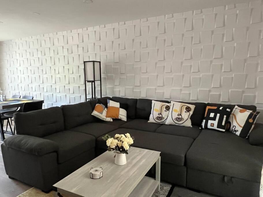 Contemporary Bliss-newly Renovated Cozy Villa! Villa