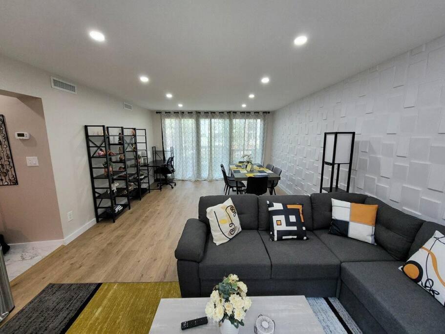 Villa Contemporary Bliss-newly Renovated Cozy Villa! *