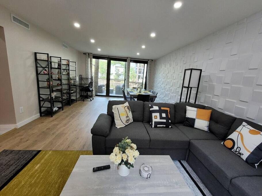 Contemporary Bliss-newly Renovated Cozy Villa!